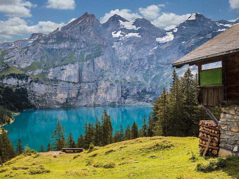 This image shows a mountain chalet next to a mountain lake.