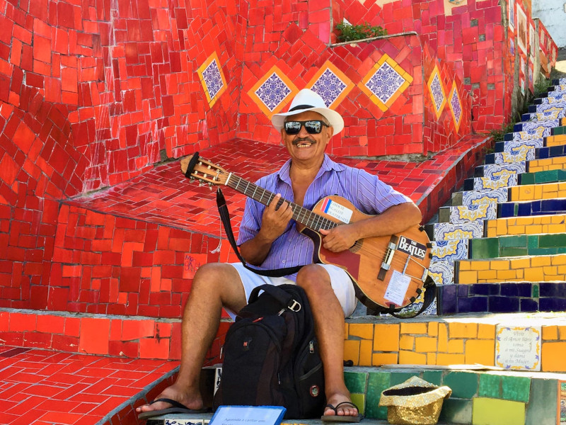 Man playing guitar in Rio