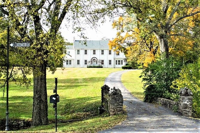 Nashville "Homes Of The Stars" Narrated Bus Tour with 30+ Celebrity Homes - The Neighborhoods and Celebrity Homes in Detail