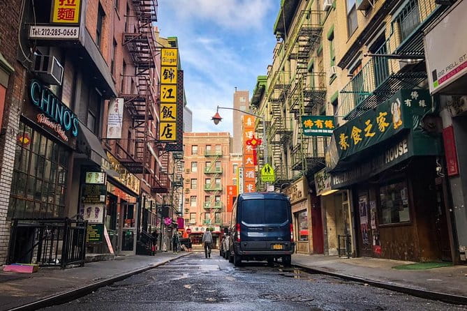 Guided tour of Lower East Side, Chinatown and Little Italy in French - Authentic Experiences and Authentic Guides