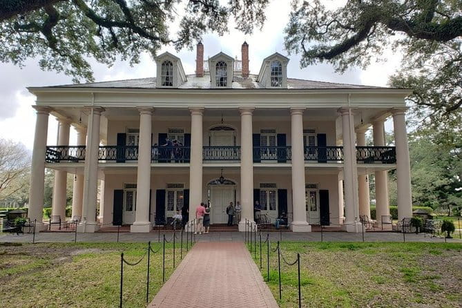 Oak Alley and Laura Plantation Tour with Transportation from New Orleans - Second Stop: Oak Alley Plantation (1 hour 30 minutes)