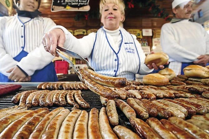 Chicago-Style Holiday Hike: Festive Food and Walking Tour - The Practical Side: What to Expect