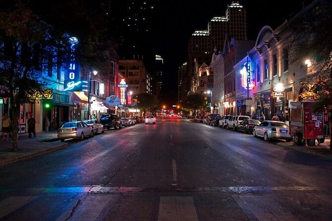Downtown Austin Live Music Pub Crawl - Group Size, Duration, and Atmosphere