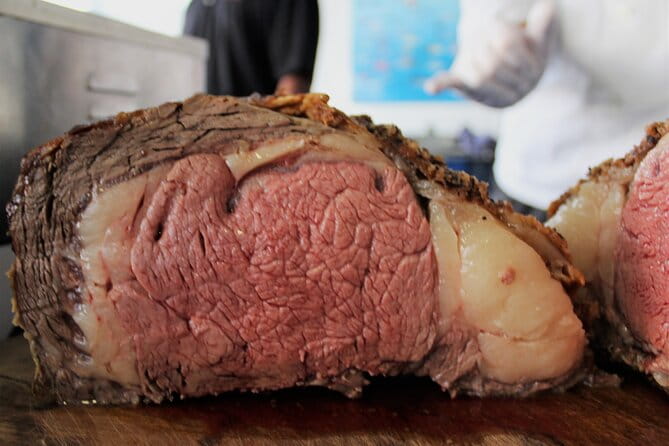 Ma'alaea Harbor: Sunset Prime Rib or Mahi Mahi Dinner Cruise - The Atmosphere and Entertainment