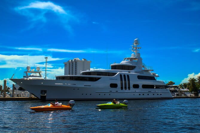 Mini Powerboat Rental - Navigating the Waterways