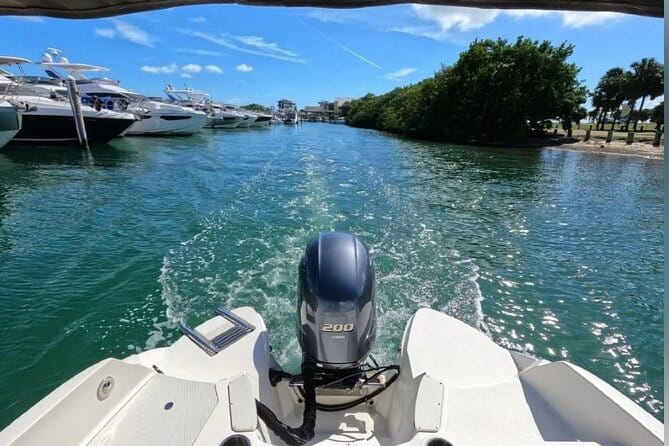 24 Ft Miami Bay: Private Boat, Gas Included , 8 people, Captained - The Experience of the Boat and Onboard Comforts