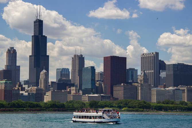 Chicago Lake and River Architecture Tour - Sailing Along Lake Michigan