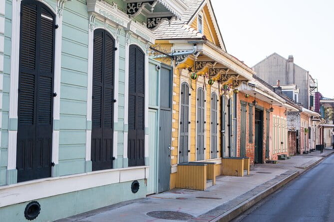 French Quarter Boozy Lunch Crawl with Seafood Boil - Atmosphere and Group Dynamics