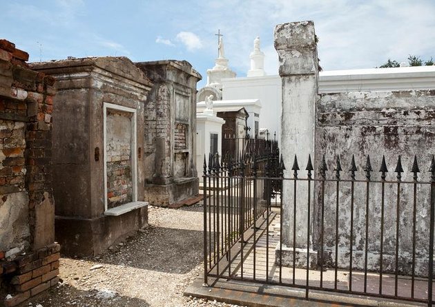 New Orleans Dead of Night Ghosts and Cemetery Bus Tour - What the Tour Is All About