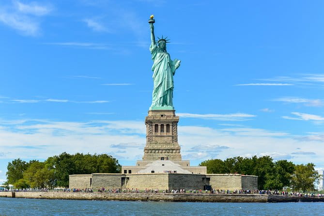 Circle Line: New York City Landmarks Cruise - The Guide and Commentary