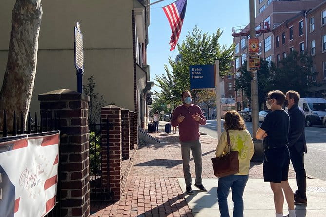 Philadelphia Old City Historic Walking Tour with 10+ Top Sites - The Guide and the Group Experience