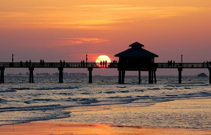 Sunset and Dolphin Cruise around Fort Myers Beach - An In-Depth Look at the Sunset and Dolphin Cruise