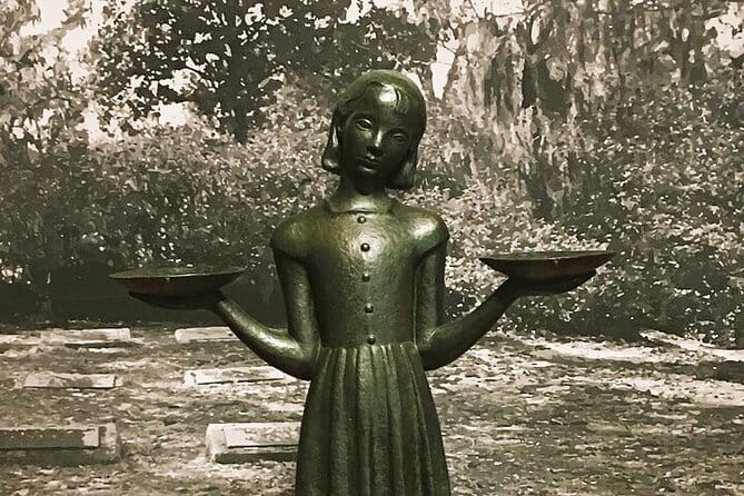Midnight in the Garden of Good and Evil Walking Tour - The Role of the Guide