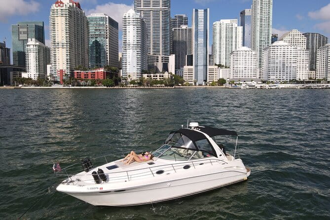 Private Yacht Rental in Miami Up to 12 People - The Experience of the Captain and Service