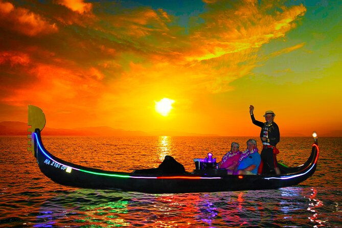Small Group Venetian Gondola Cruise in Waikiki with Pastries - The Experience Onboard