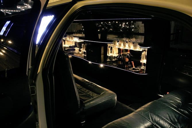 Airport Luxe departure ride from NY Hotels by Stretch Limousine,Sedan or Minibus - Vehicle Options and Their Implications