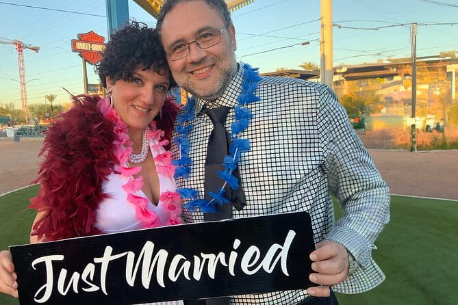 Get Married: Elvis Wedding + Las Vegas Sign + Photography - The Venue and Atmosphere