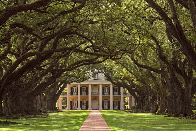 N’awlins Luxury: Laura, Oak Alley or Whitney Plantation Tour w/Transportation - FAQs