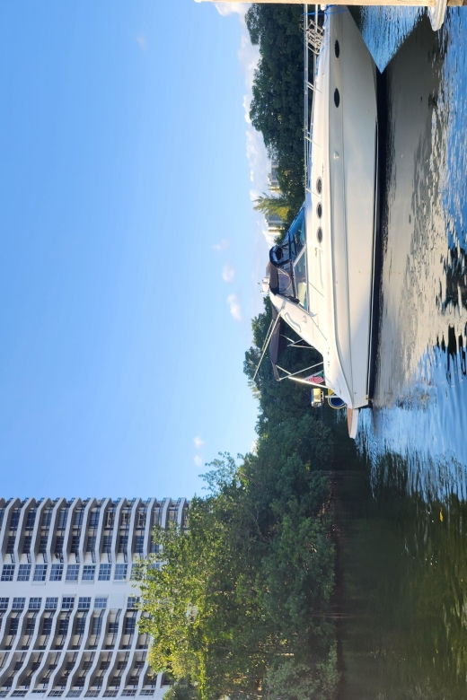 Yacht cruise Biscayne Bay, Miami Beach and Sand bar. 42Ft - Amenities and Inclusions: What You’re Getting