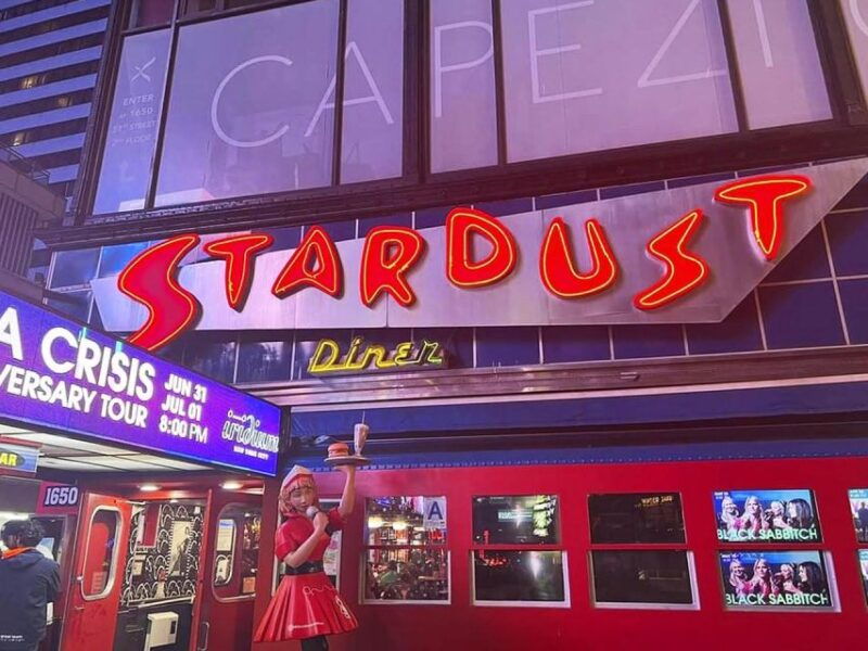 NYC: Private Home Alone 2 Stretch Limousine Tour with Pizza - Key Points
