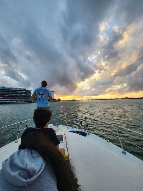 Yacht cruise Biscayne Bay, Miami Beach and Sand bar. 42Ft - Introduction