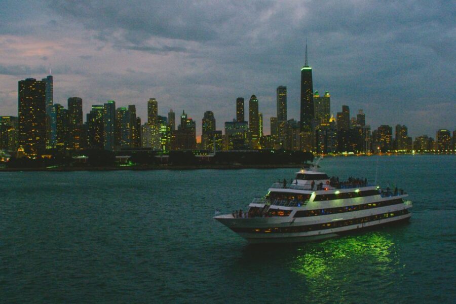 Chicago: Christmas Eve Lake Michigan Gourmet Dinner Cruise - The Setting and Departure