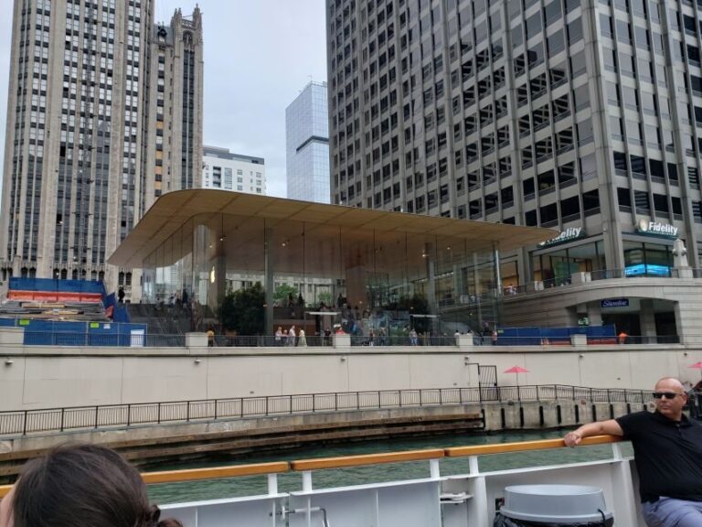Chicago's Modern Skyscrapers Guided Walking Tour - The Experience of the Guides