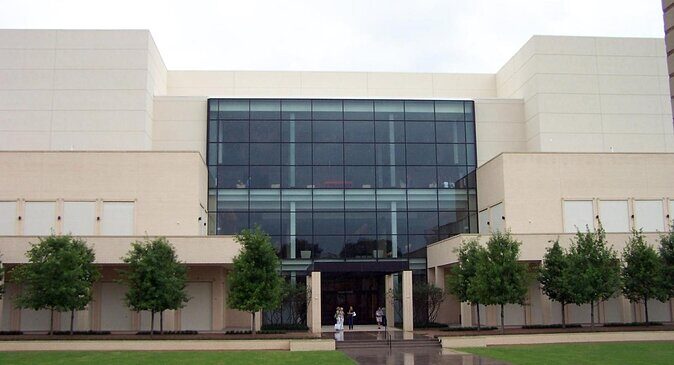 Dallas Best of Shopping Malls in the Luxury Private Limousine - Who Should Consider This Experience