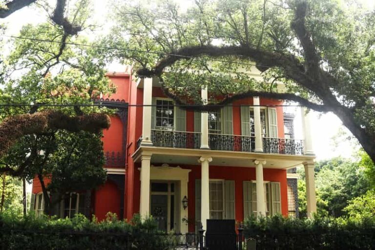 Gossip & Grandeur: A Stroll Through NOLAs Garden District - The Highlights: Mansions and Mysteries