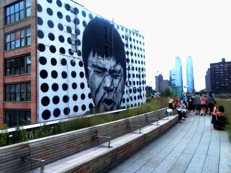 Meatpacking District: Chelsea Market and The Highline Tour - Taking in the Meatpacking District
