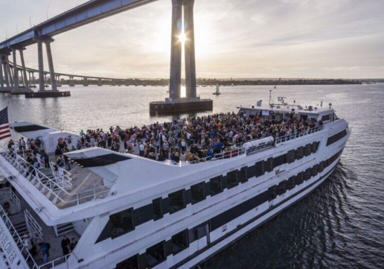San Diego: Christmas Eve Buffet Brunch or Dinner Cruise - Who Will Love This Cruise?