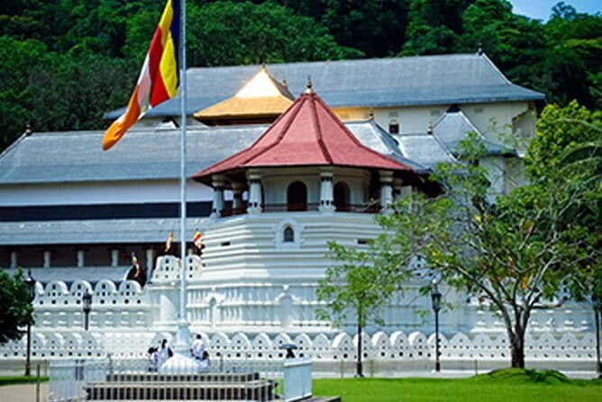 4 Days Kandy Nuwara Eliya - Day 1: Kandy’s Sacred Heart