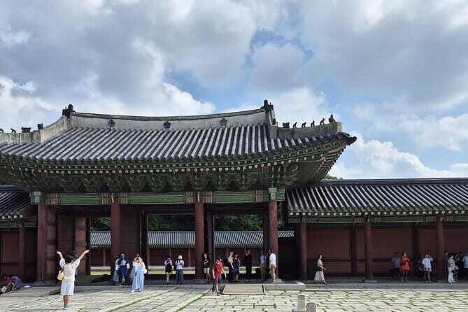 4 Hours UNESCO Palace and Street Food Tour in Seoul - Gwangjang Market: A Foodie’s Paradise