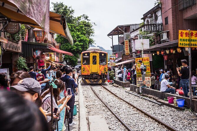 7-Hour Jiufen Night View, Shifen Waterfall & Raohe Market Tour - Itinerary Breakdown: What to Expect at Each Stop