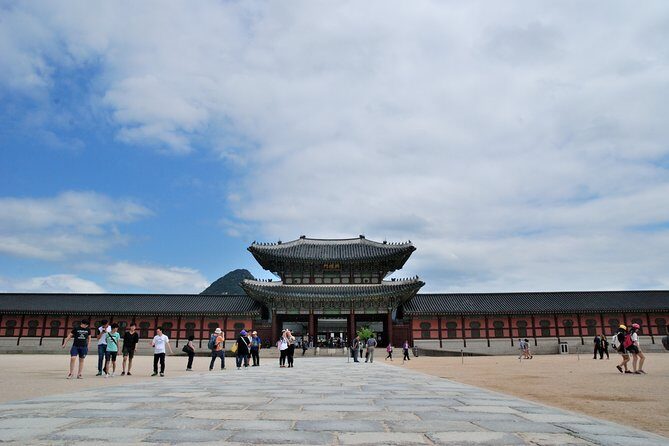 8 Hours Private tour with top attractions in Seoul - Gyeongbokgung Palace: The Historic Heart of Seoul