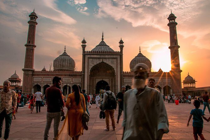 Airport Pickup One Night Hotel & Delhi Sightseeing - Airport Pickup and First Impressions