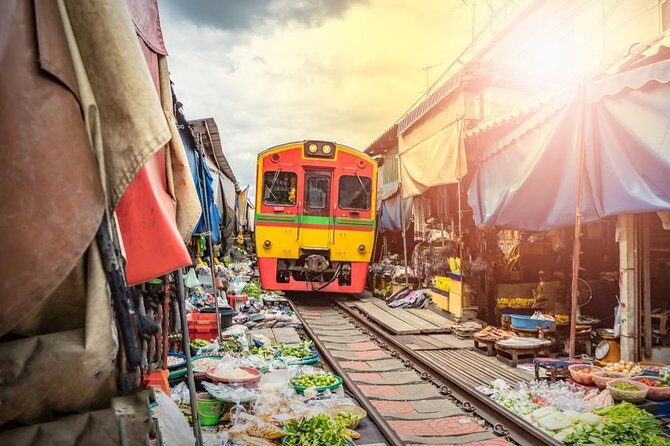 Bangkok: Damnoen Saduak and Maeklong Railway Market Japanese tour - Maeklong Railway Market: A Unique Market Experience