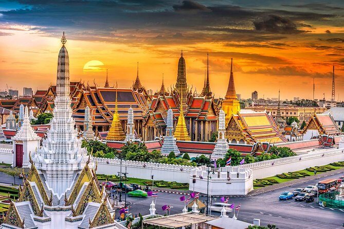 Bangkok's Landmarks Tour : GrandPalace WatTraimit WatPho WatArun - A Deep Dive into the Itinerary