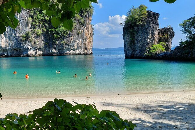 Cruising on a comfortabel boat in Phang Nga Bay - The "Must-Do" Tour Khao Lak - The Balance of Experience and Authenticity