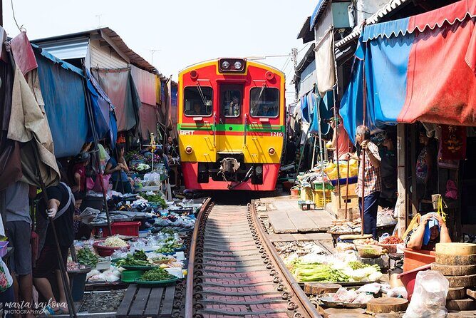 Damnoen Saduak Floating Market & Maeklong Train Market Tour - Exploring the Itinerary
