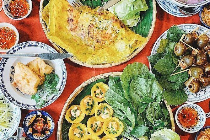 Food Tour in Hanoi- Vegan Food tour - Stop 1: Hoan Kiem Lake Walking Street