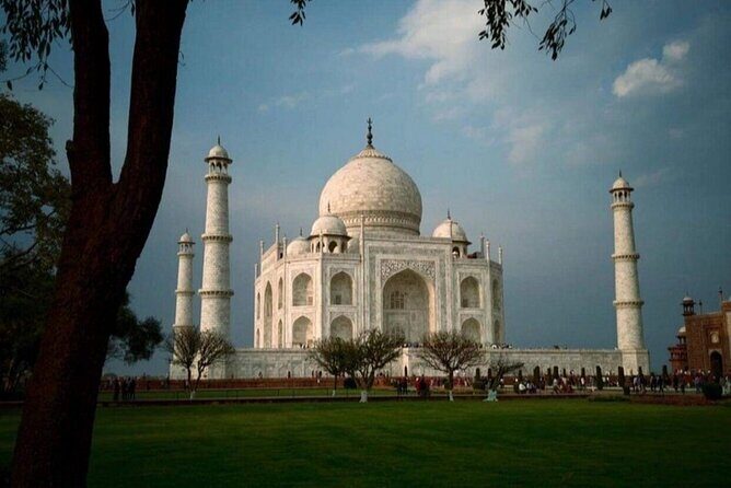 From Delhi: Taj Mahal & Agra Tour by Gatimaan Express Train - Exploring Other Famous Agra Sites