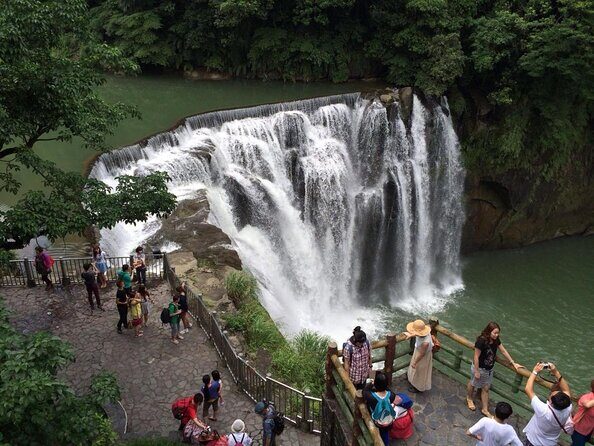 Half Day Private Tour to Jiufen, Shifen Waterfall & Pingxi Sky Lantern - Transportation & Practicalities