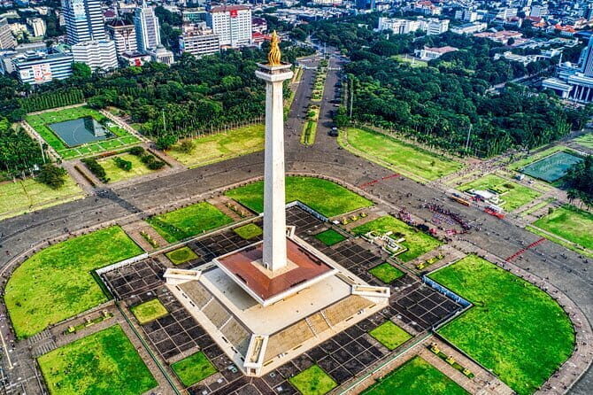 Jakarta Highlight Places with Multilingual Guide - Starting at the National Monument (MONAS)