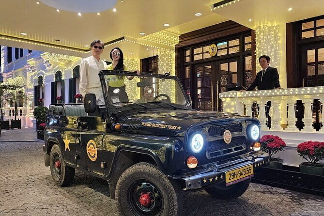 Jeep Tour Saigon By Night : FRESH SEAFOOD, STREET FOOD & SKY BAR - Stop 2: District 4 Seafood Street Food Scene