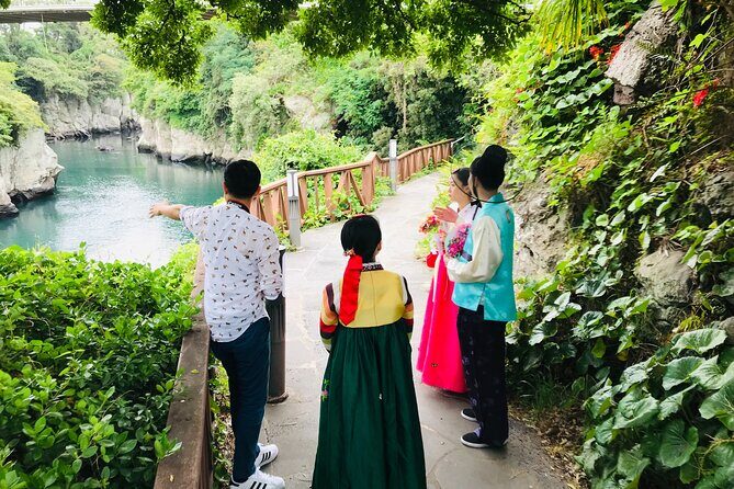 [Jeju] Hanbok Private guide tour & photo session in beautiful Yongduam rock, - What Makes This Tour Stand Out?