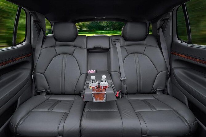 Luxury Car Arrival from Milwaukee Airport MKE to Milwaukee City - What to Expect: Your Smooth Ride into Milwaukee