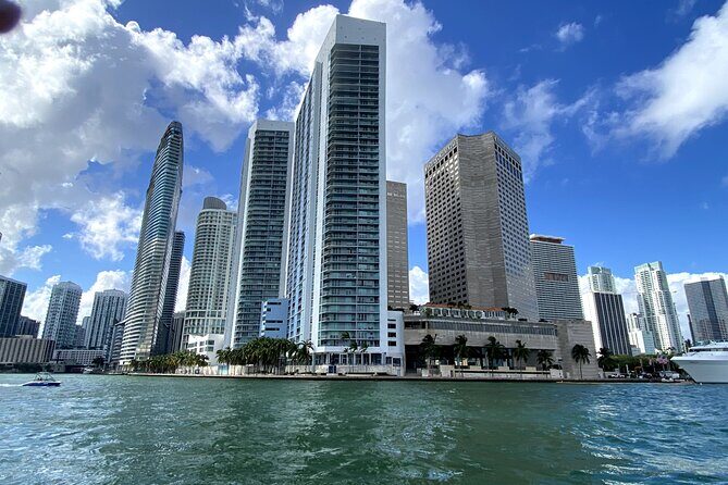 Miami Skyline Cruise to Millionaire's Homes from South Beach - The Guide and Commentary