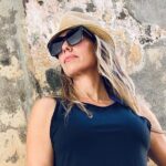 Pour & Pose: Travel Portraits with a Twist of Wine - Authentic Experiences and Guest Feedback