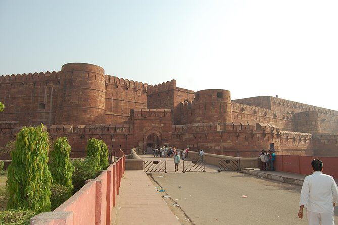 Pune to Taj Mahal and Agra Same Day Tour with Return Flights - Transport and Guides: Comfort Meets Expertise
